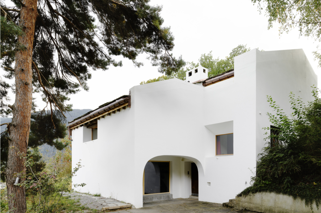 In Tamins (GR) steht das
Gebäude des Architekten
Rudolf Olgiati, das er
1974 für das Ehepaar
Schorta entworfen hat.